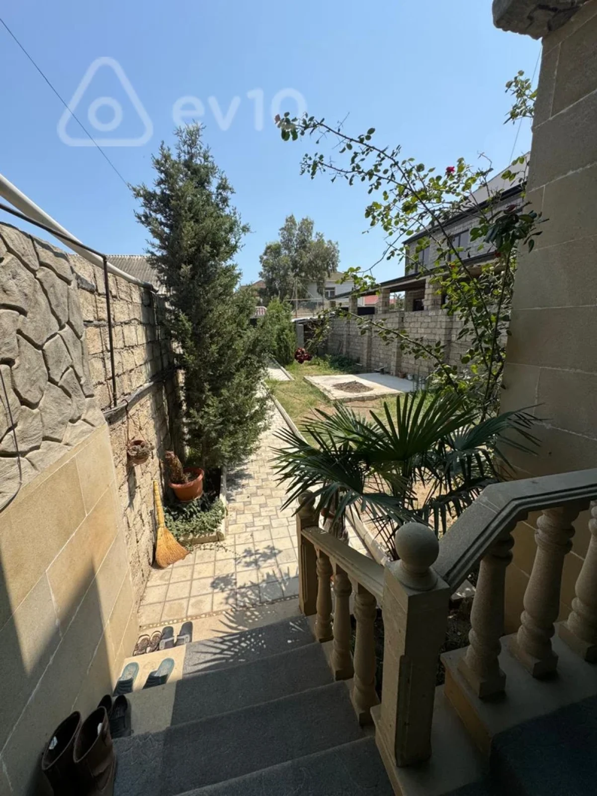 Satılır 5 otaqlı həyət evi 140 m²