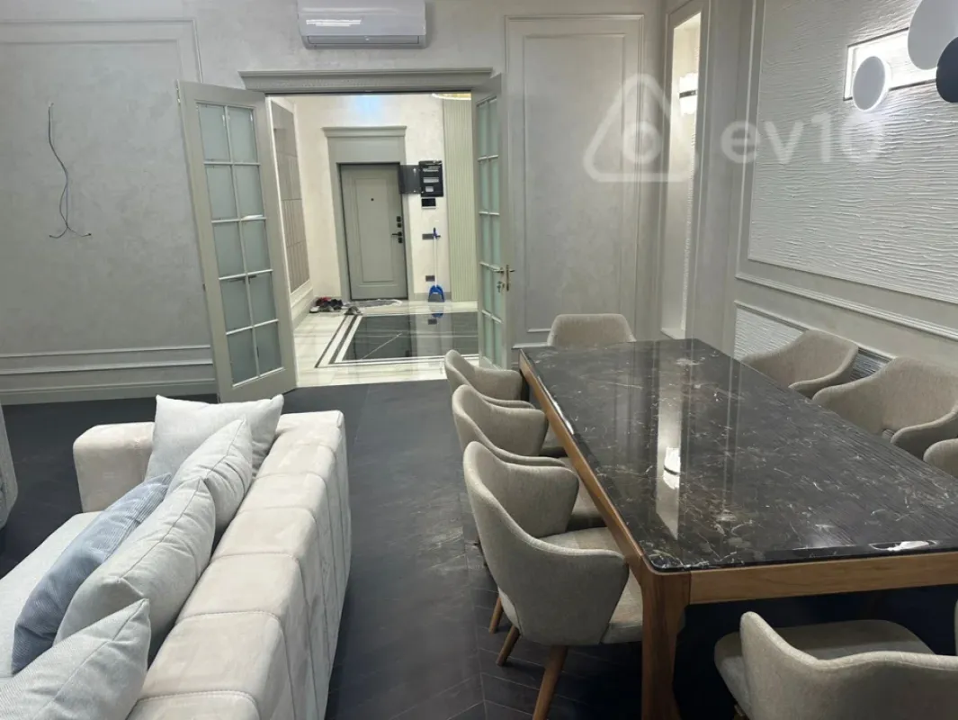 Kirayə verilir 3 otaqlı yeni tikili 180 m²