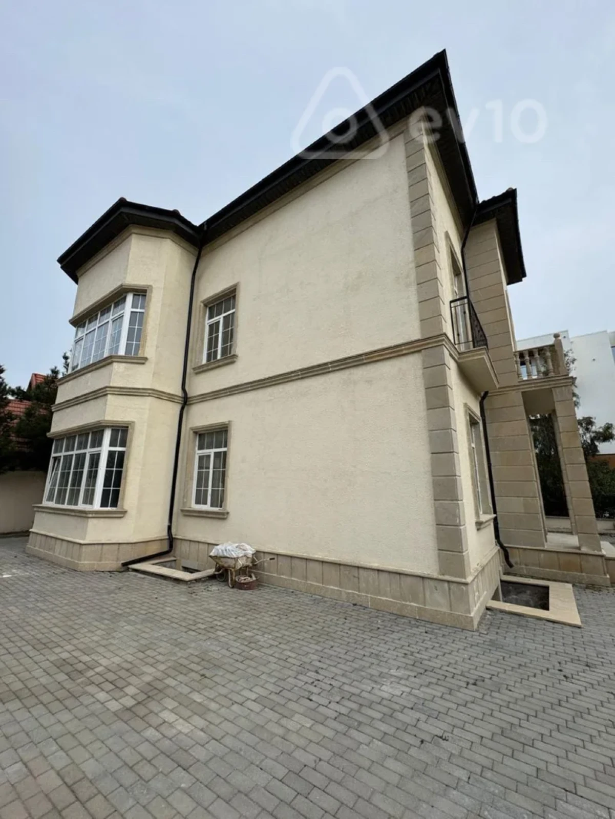 Satılır 7 otaqlı həyət evi 467 m²