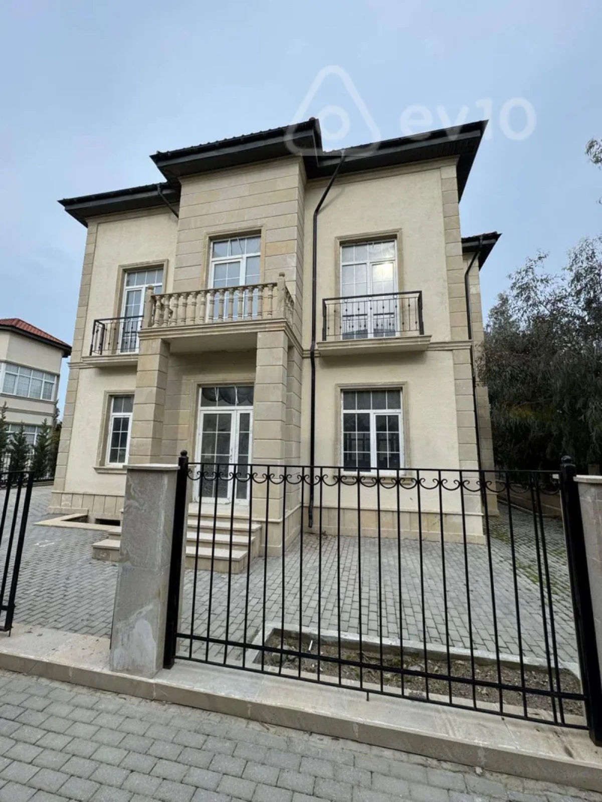 Satılır 7 otaqlı həyət evi 467 m²