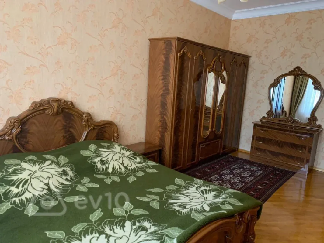 Kirayə verilir 4 otaqlı yeni tikili 200 m²