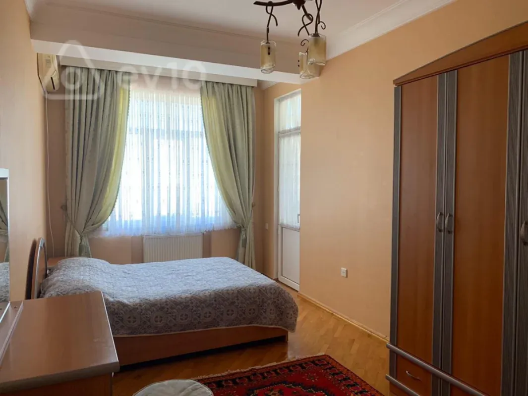 Kirayə verilir 4 otaqlı yeni tikili 200 m²