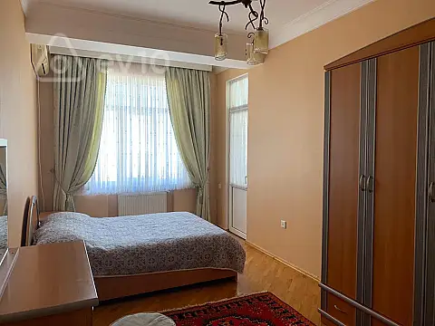 Kirayə verilir 4 otaqlı yeni tikili 200 m²