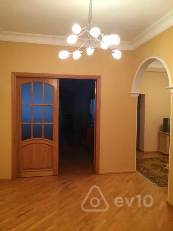 Kirayə verilir 4 otaqlı yeni tikili 200 m²