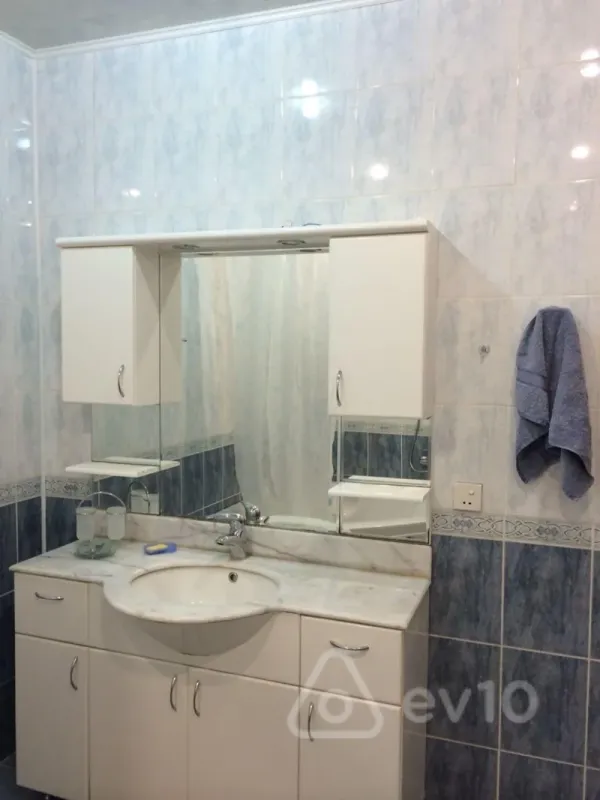 Kirayə verilir 4 otaqlı yeni tikili 200 m²