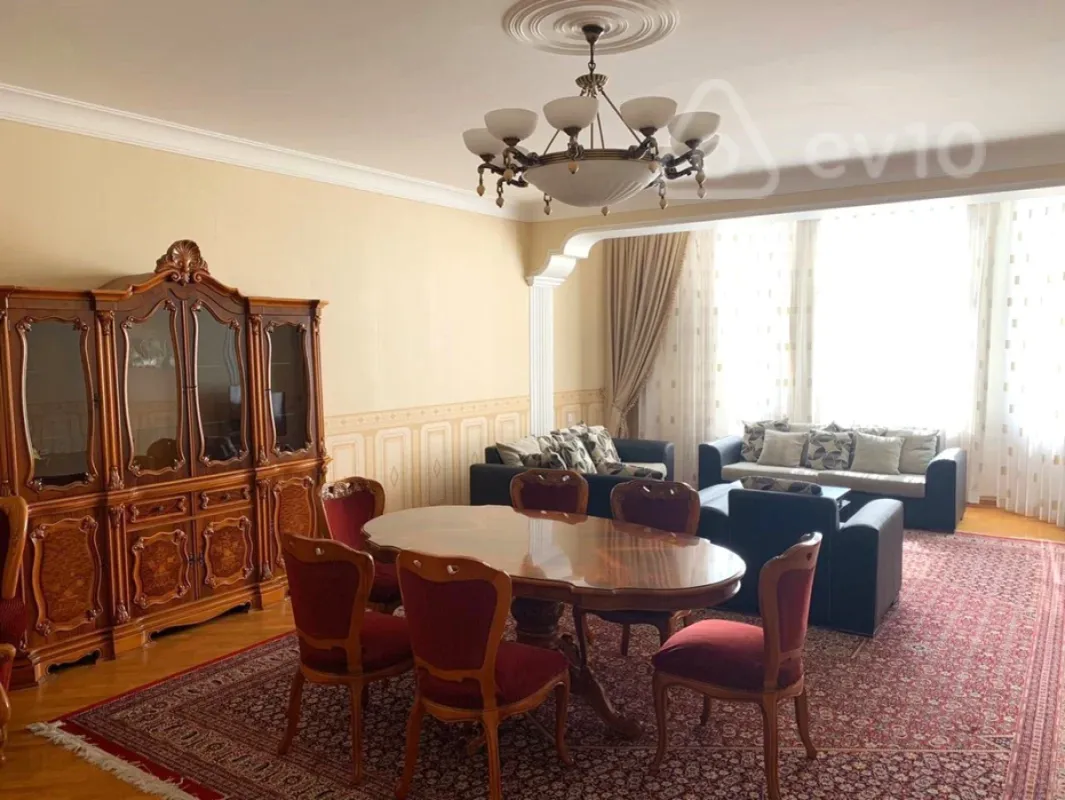 Kirayə verilir 4 otaqlı yeni tikili 200 m²