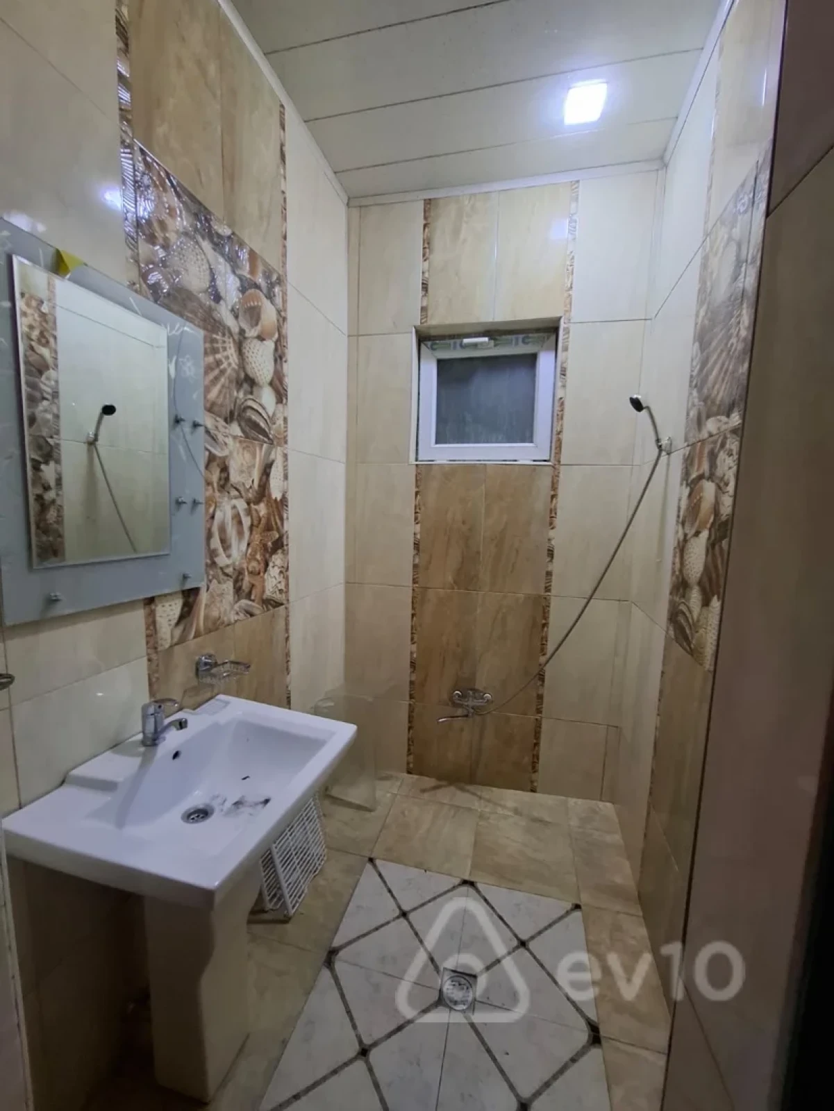 Kirayə verilir 3 otaqlı köhnə tikili 80 m²