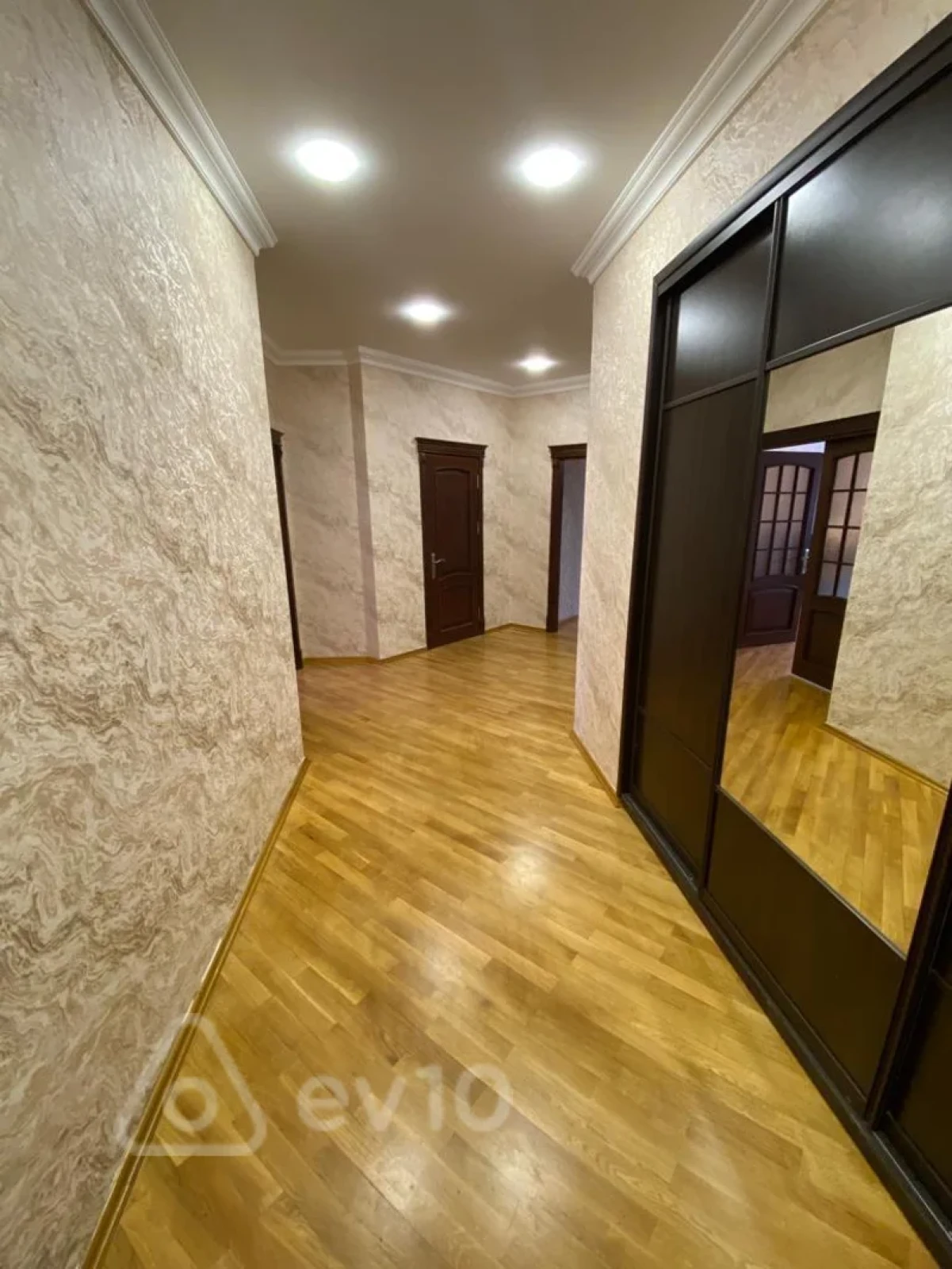 Kirayə verilir 3 otaqlı yeni tikili 161 m²
