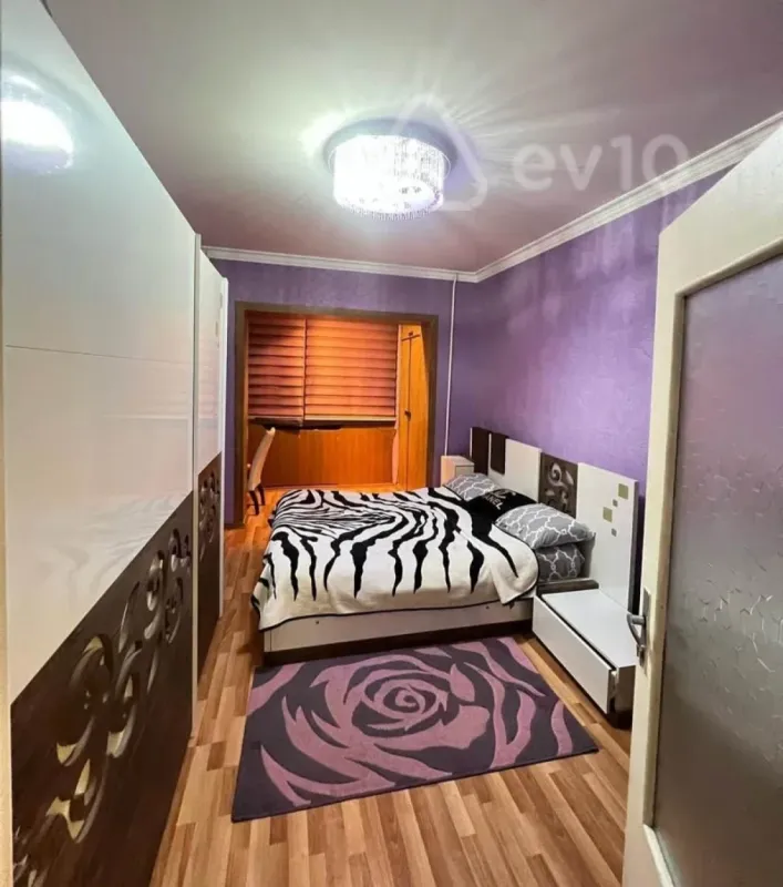 Satılır 2 otaqlı köhnə tikili 60 m²