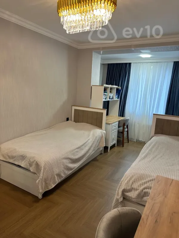 Satılır 4 otaqlı köhnə tikili 100 m²