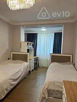 Satılır 4 otaqlı köhnə tikili 100 m²