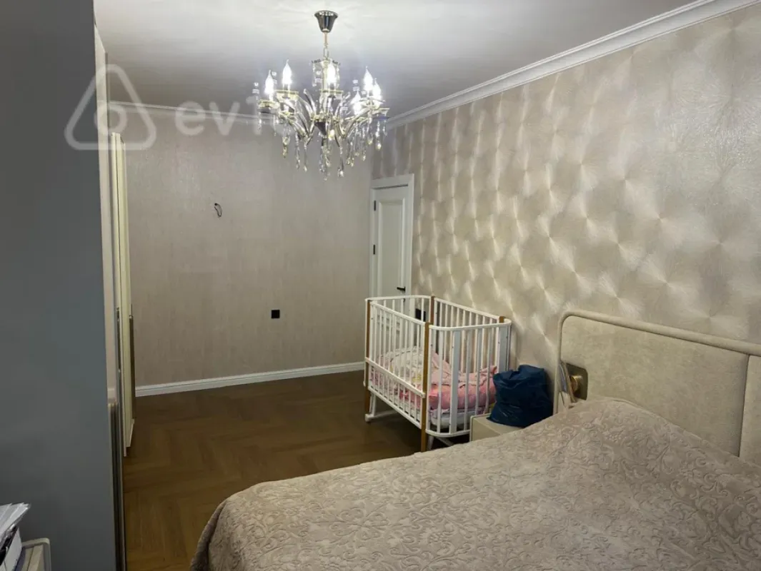 Satılır 4 otaqlı köhnə tikili 100 m²