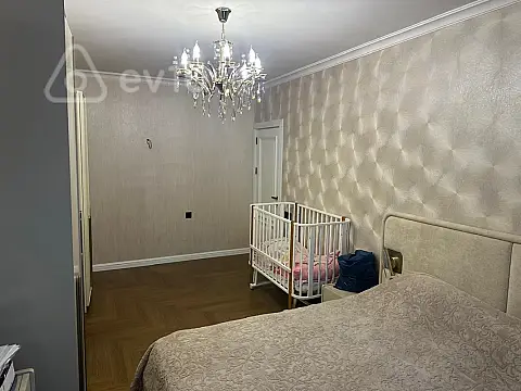 Satılır 4 otaqlı köhnə tikili 100 m²