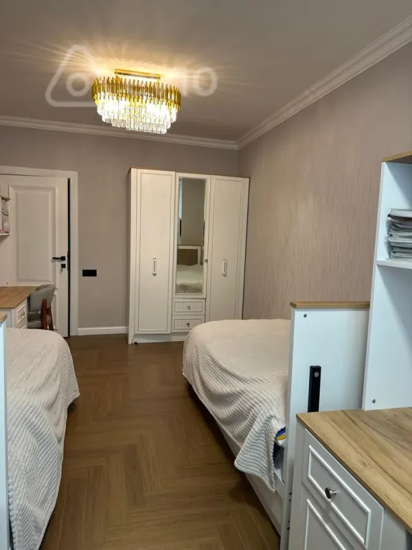 Satılır 4 otaqlı köhnə tikili 100 m²