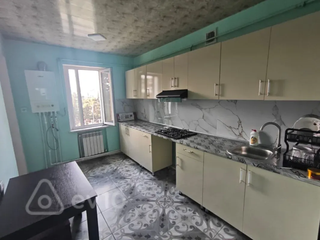 Kirayə verilir 3 otaqlı köhnə tikili 80 m²