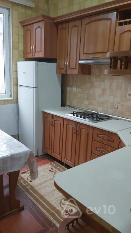 Kirayə verilir 3 otaqlı köhnə tikili 60 m²