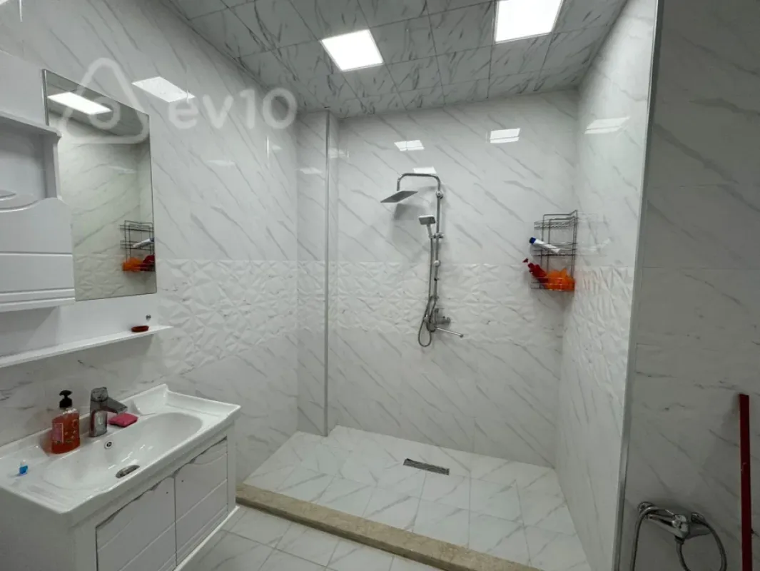 Kirayə verilir 4 otaqlı yeni tikili 150 m²