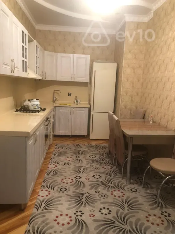 Satılır 5 otaqlı həyət evi 172 m²