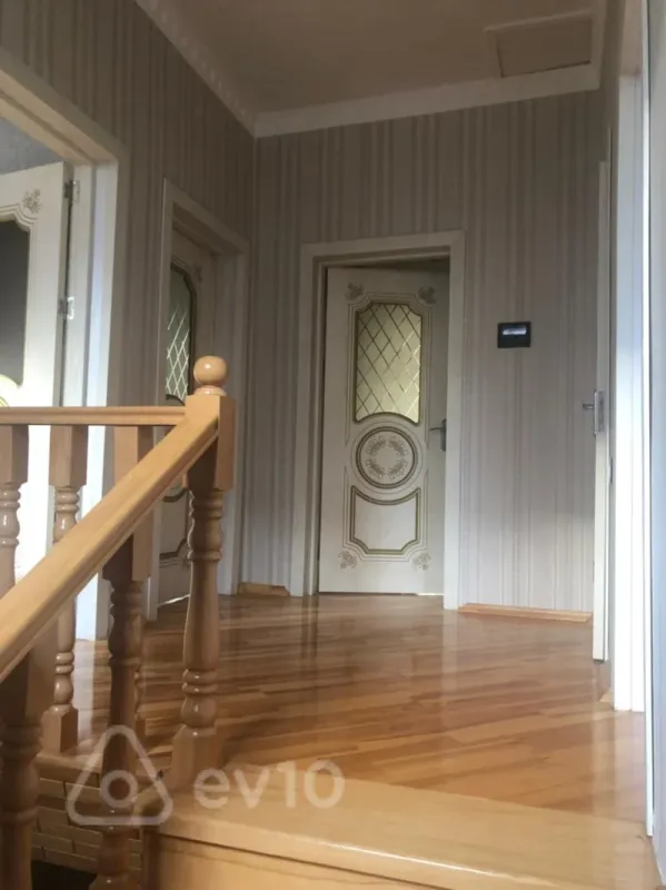 Satılır 5 otaqlı həyət evi 172 m²