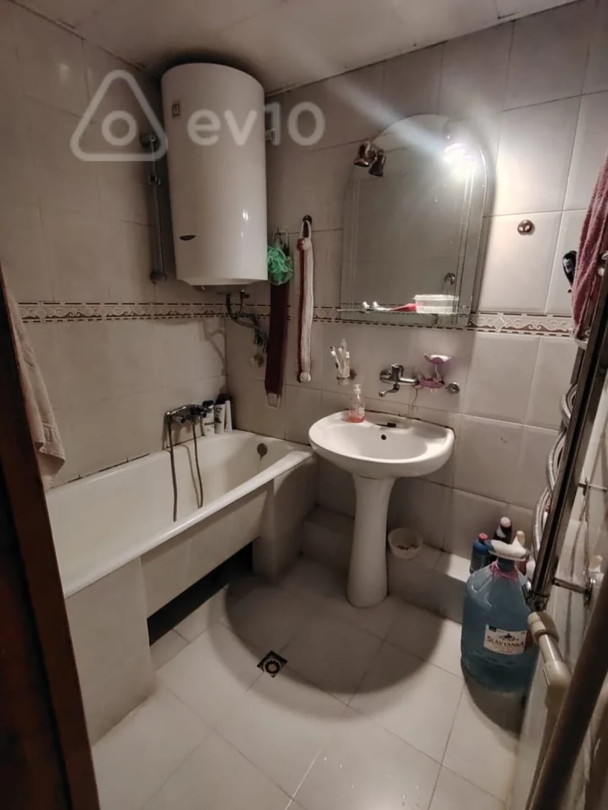 Satılır 4 otaqlı köhnə tikili 110 m²
