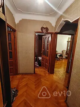 Satılır 4 otaqlı köhnə tikili 110 m²