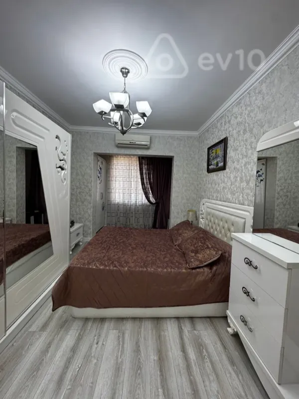 Satılır 2 otaqlı köhnə tikili 65 m²