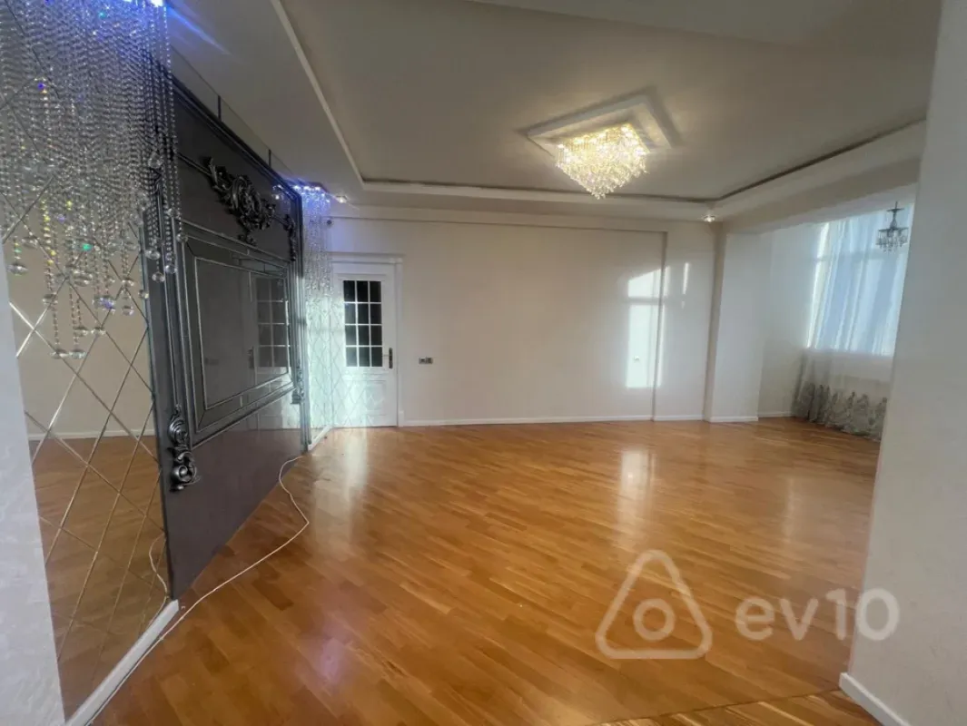 Satılır 3 otaqlı yeni tikili 130 m²