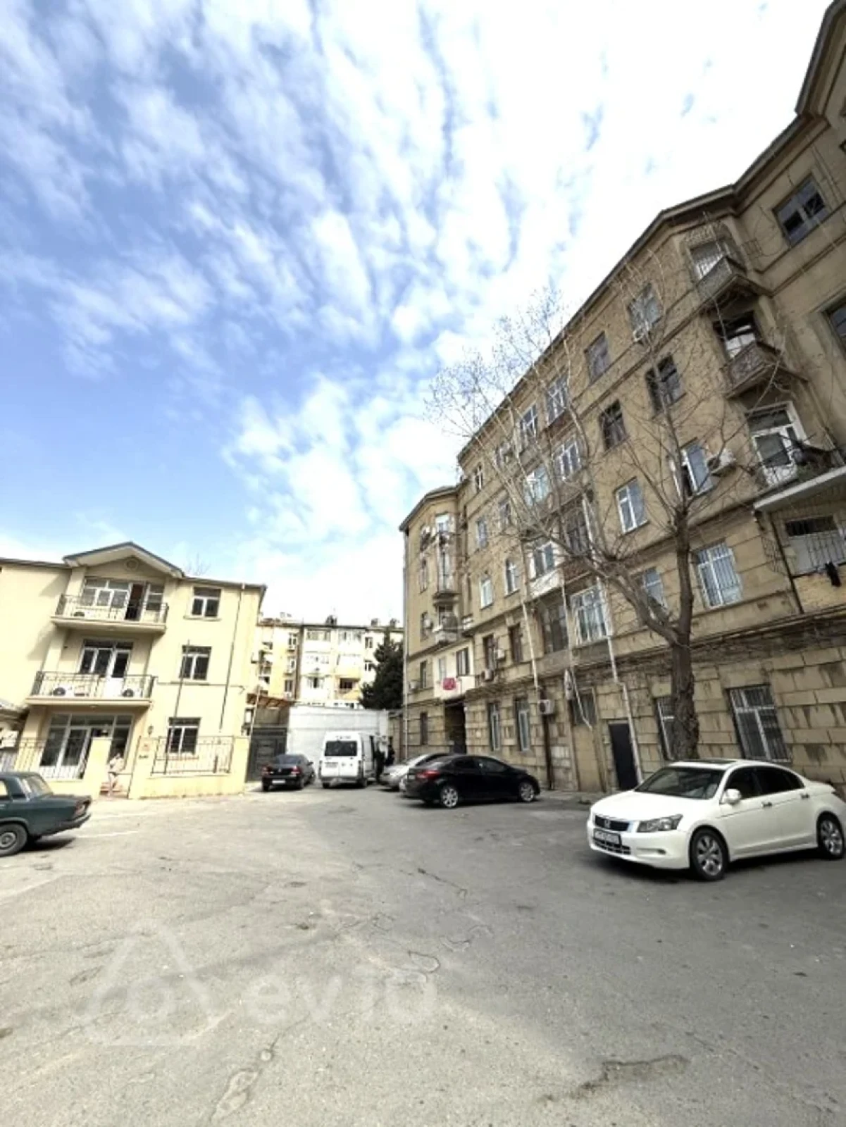 Satılır 3 otaqlı köhnə tikili 90 m²