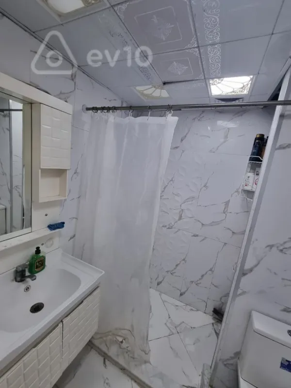Satılır 4 otaqlı köhnə tikili 65 m²