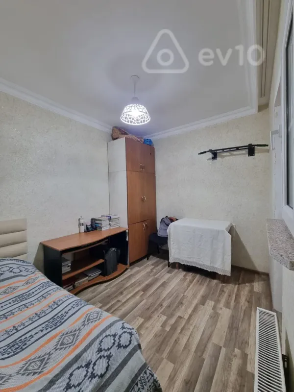 Satılır 4 otaqlı köhnə tikili 65 m²