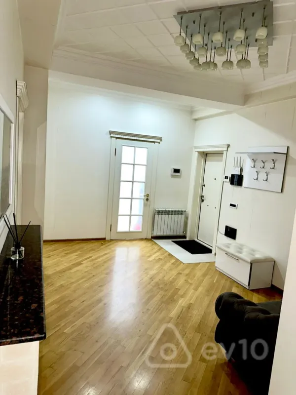 Kirayə verilir 3 otaqlı yeni tikili 120 m²
