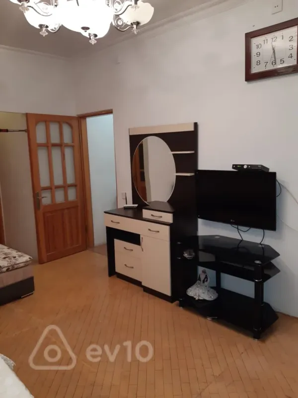 Kirayə verilir 2 otaqlı köhnə tikili 60 m²