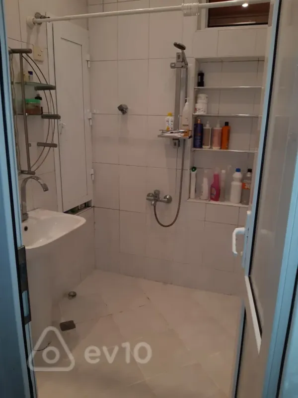 Kirayə verilir 2 otaqlı köhnə tikili 60 m²