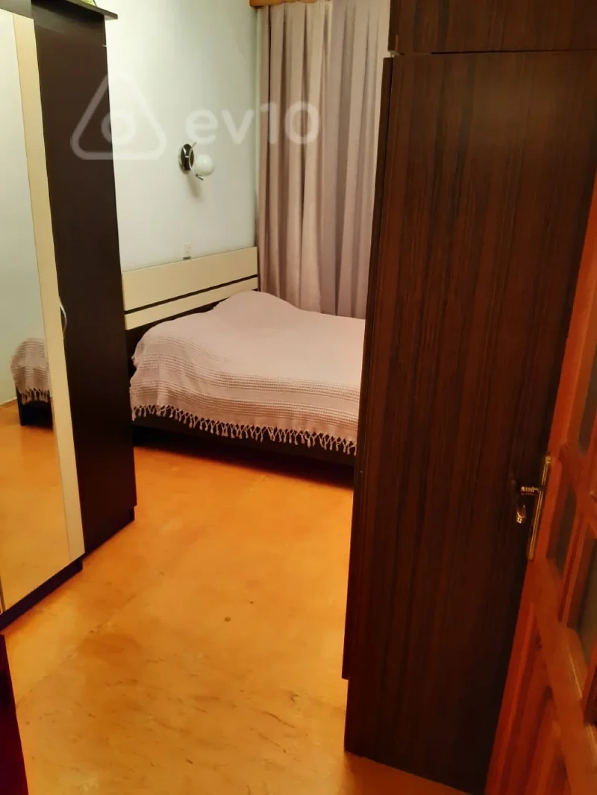 Kirayə verilir 2 otaqlı köhnə tikili 60 m²