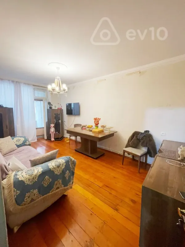 Satılır 3 otaqlı köhnə tikili 90 m²