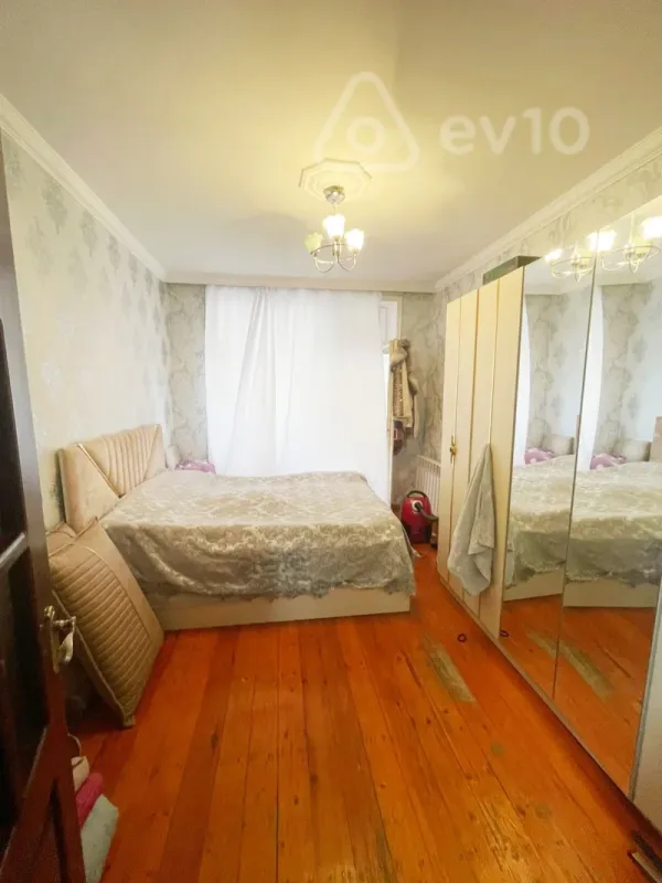 Satılır 3 otaqlı köhnə tikili 90 m²