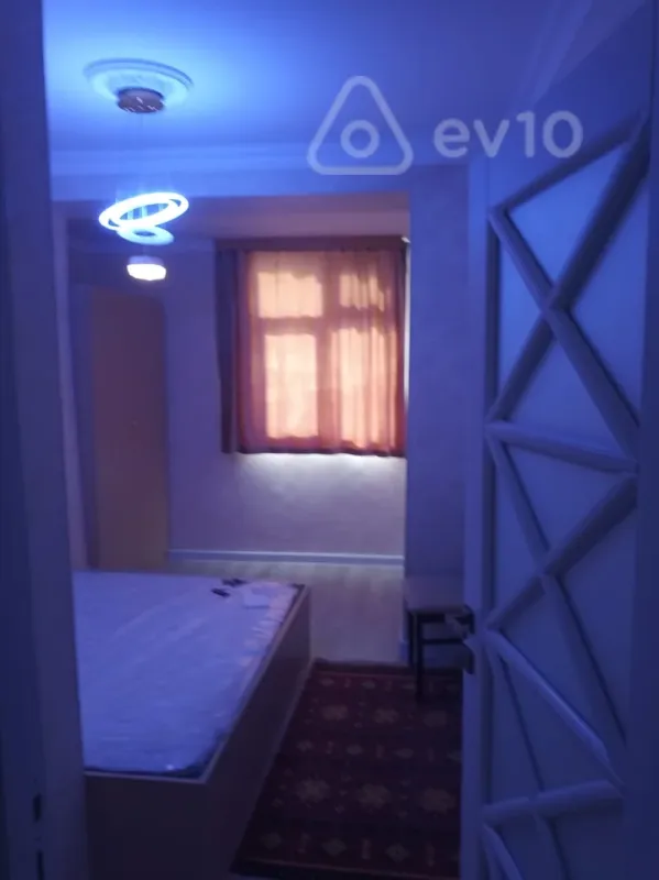Kirayə verilir 2 otaqlı köhnə tikili 60 m²