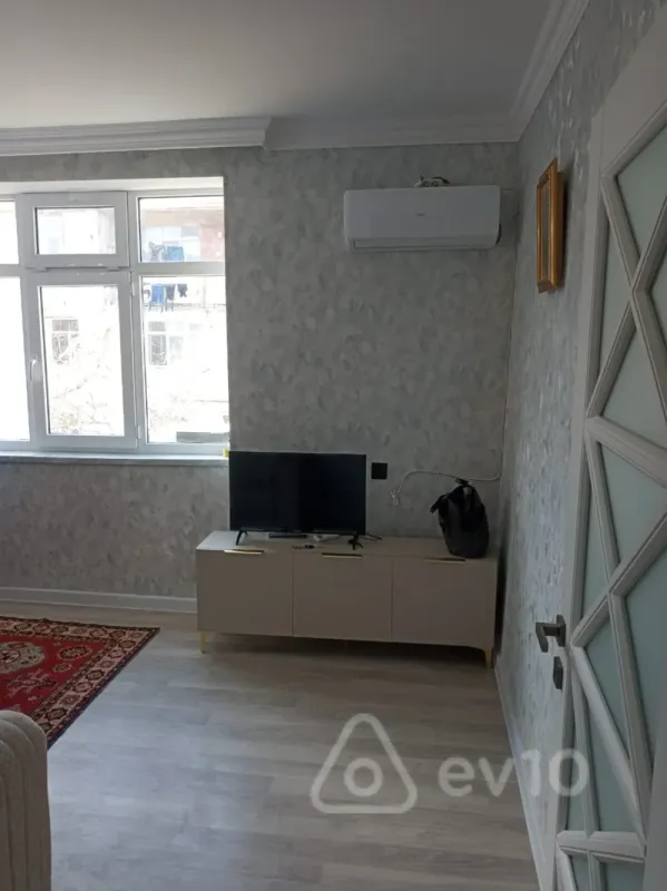 Kirayə verilir 2 otaqlı köhnə tikili 60 m²
