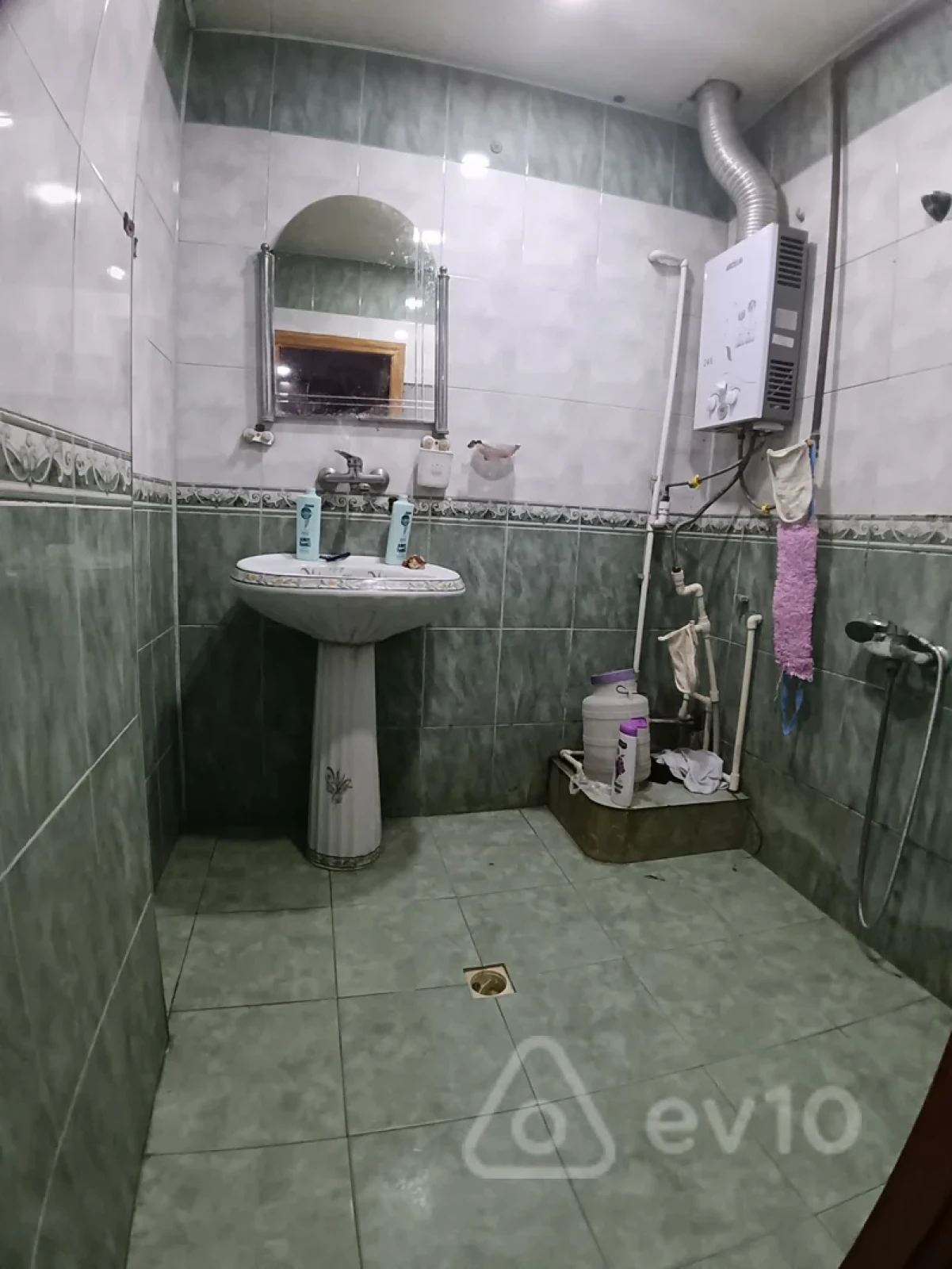 Kirayə verilir 2 otaqlı köhnə tikili 80 m²