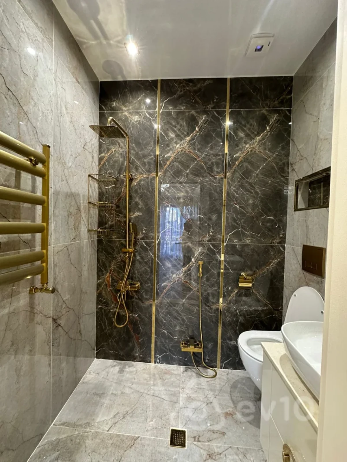 Kirayə verilir 4 otaqlı yeni tikili 135 m²