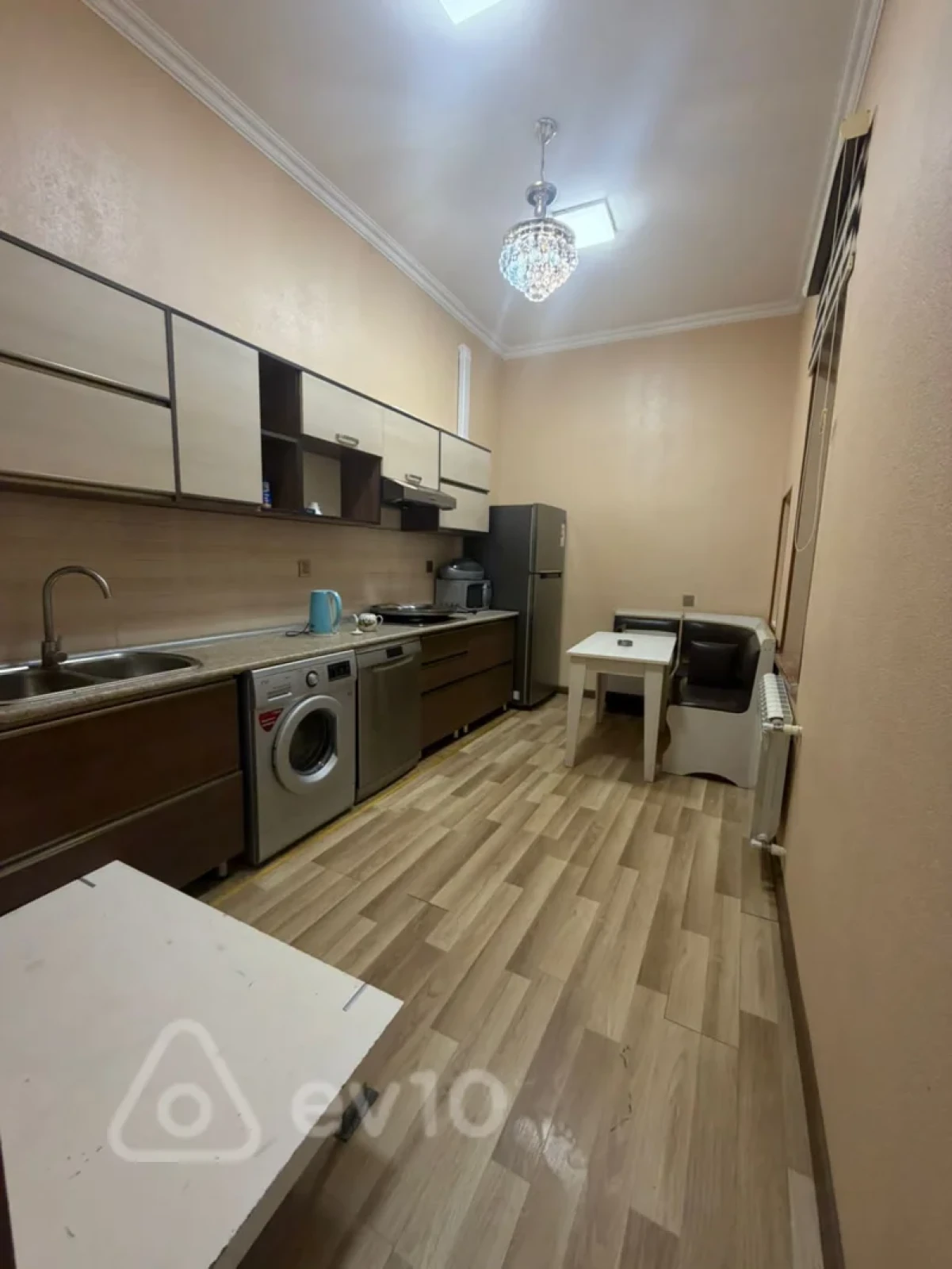Kirayə verilir 3 otaqlı köhnə tikili 141 m²