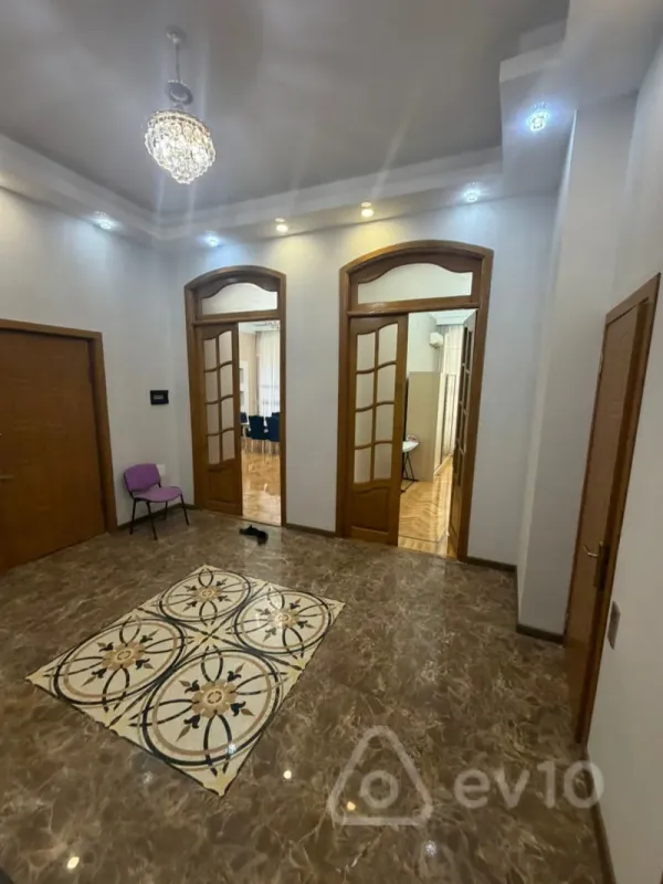 Kirayə verilir 3 otaqlı köhnə tikili 141 m²