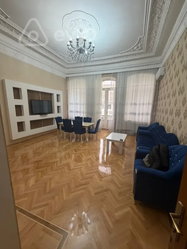 Kirayə verilir 3 otaqlı köhnə tikili 141 m²