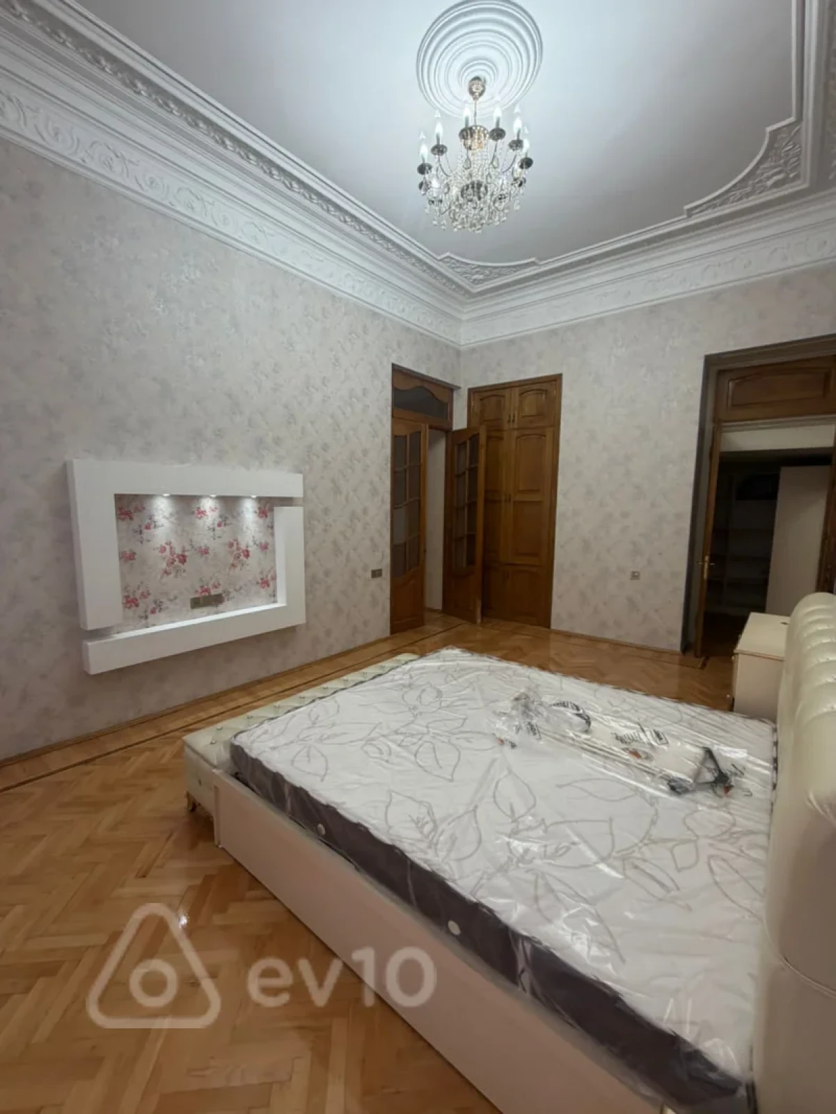 Kirayə verilir 3 otaqlı köhnə tikili 141 m²