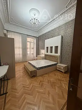 Kirayə verilir 3 otaqlı köhnə tikili 141 m²