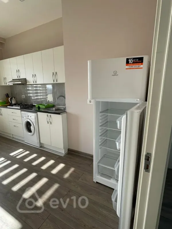 Kirayə verilir 3 otaqlı yeni tikili 140 m²