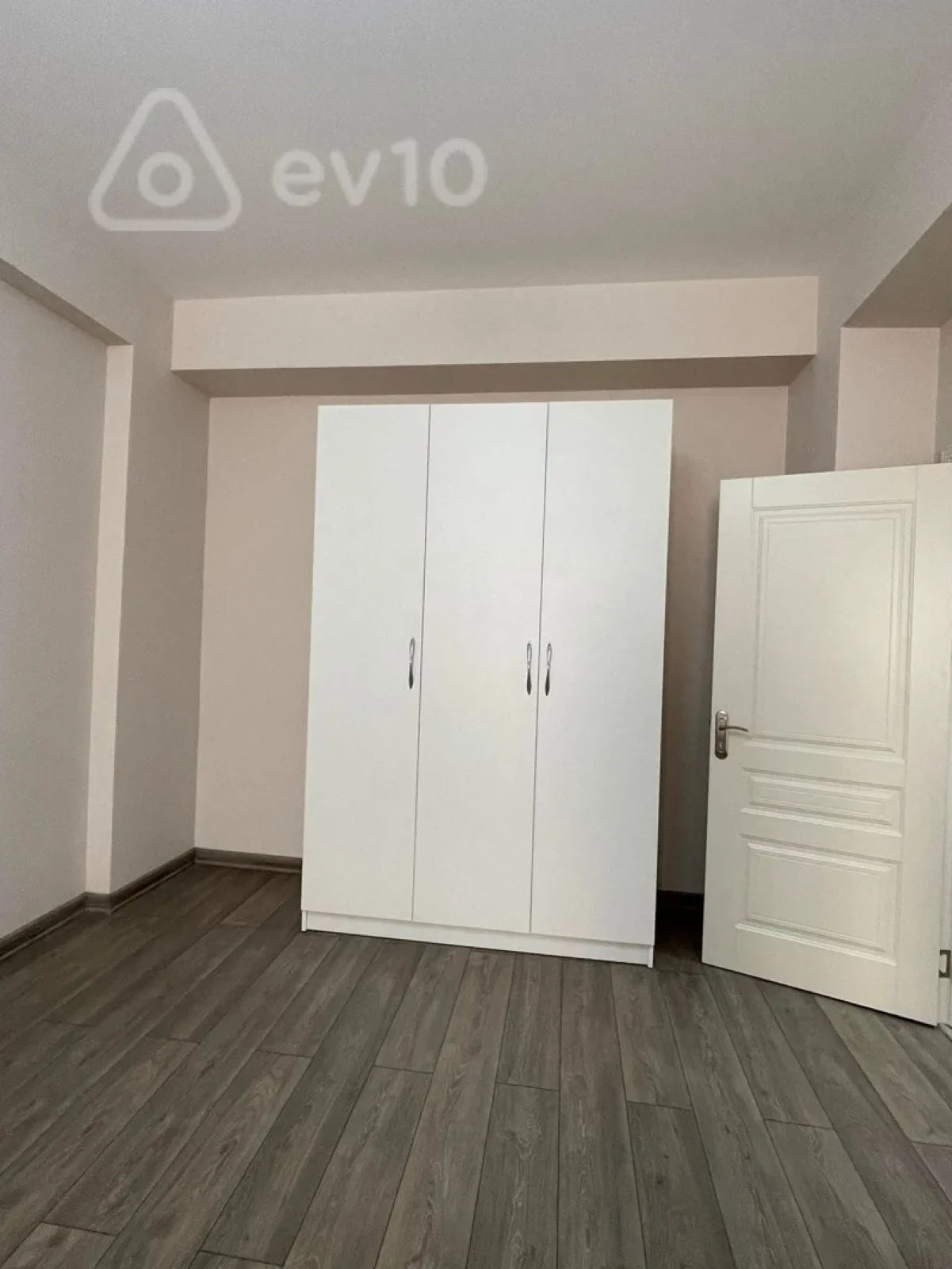Kirayə verilir 3 otaqlı yeni tikili 140 m²