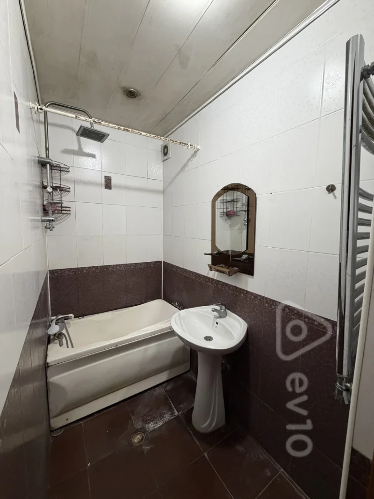 Satılır 2 otaqlı köhnə tikili 60 m²