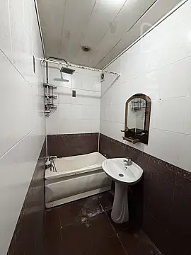 Satılır 2 otaqlı köhnə tikili 60 m²