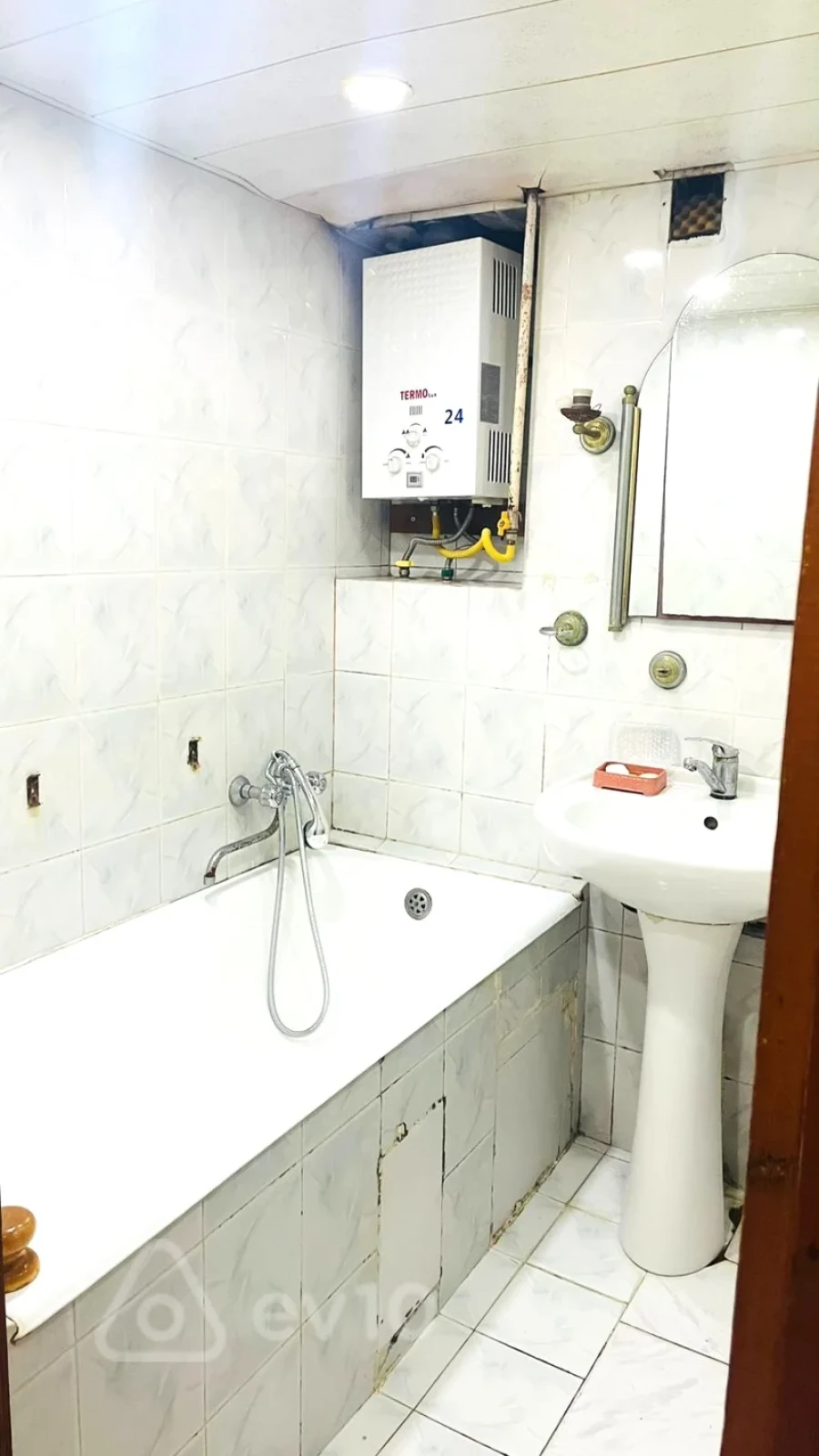 Kirayə verilir 2 otaqlı köhnə tikili 65 m²